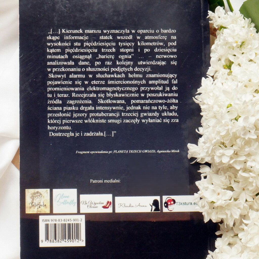 Tył okładki antologii „Niebieskie Pióro” z logo nawysokimobcasie.pl Tył okładki antologii fantastyki „Niebieskie Pióro” z widocznym logo nawysokimobcasie.pl w sekcji patronów medialnych.