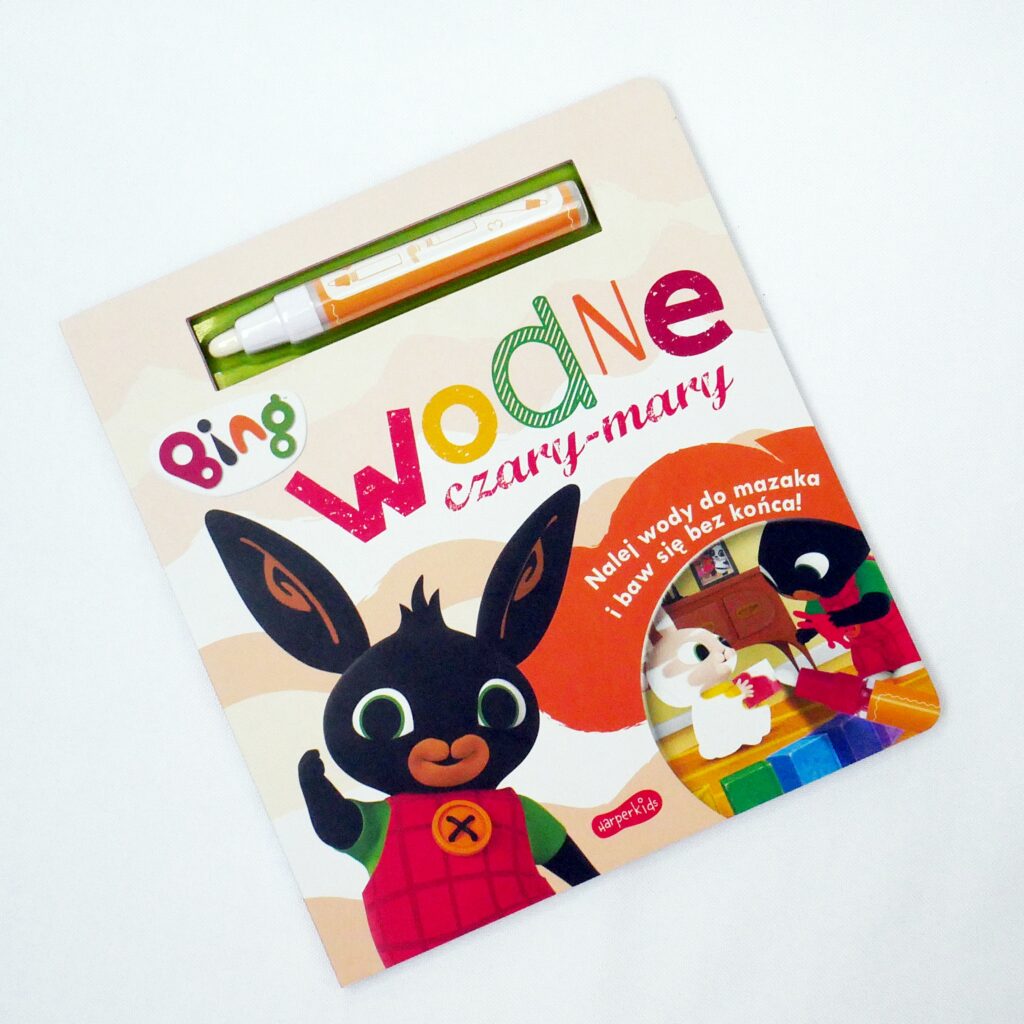 Wodne kolorowanki Harper Kids – Okładka książeczki z Bingiem Wodna kolorowanka Bing z serii Czary Mary od wydawnictwa Harper Kids z dołączonym pisakiem wodnym.