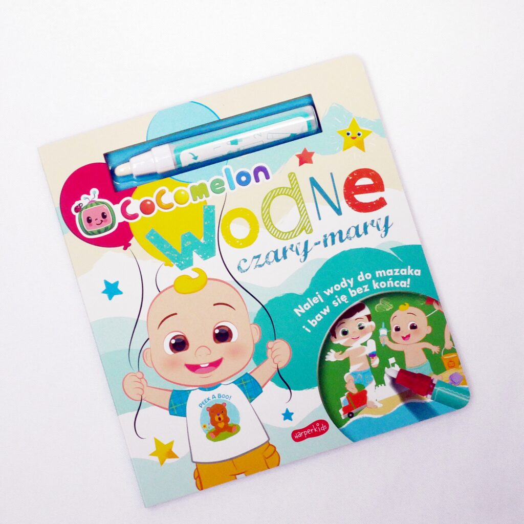 Wodne kolorowanki Harper Kids – Okładka książeczki z Cocomelon Wodna kolorowanka Cocomelon z serii Czary Mary od wydawnictwa Harper Kids z dołączonym pisakiem wodnym.