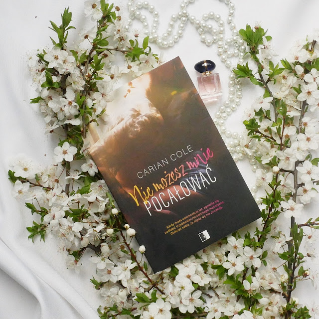 Zakazany romans. Recenzja książki Carian Cole „Nie możesz mnie pocałować”