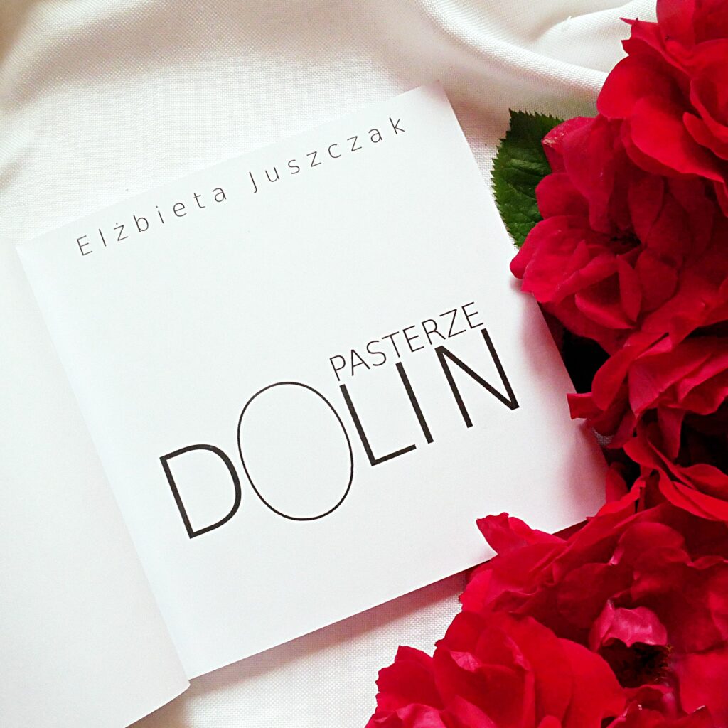 Strona tytułowa tomiku poezji „Pasterze dolin” Elżbiety Jaszczuk Strona tytułowa tomiku poezjii „Pasterze dolin” Elżbiety Juszczak w kompozycji z czerwonymi różami.