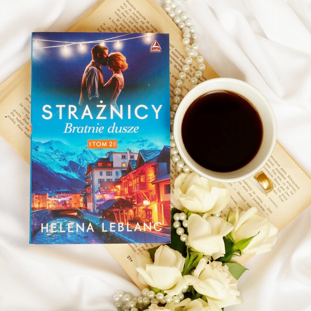 Recenzja książki Heleny Leblanc „Strażnicy. Bratnie dusze” Okładka drugiego tomu książki „Strażnicy. Bratnie dusze” autorstwa Heleny Leblanc, przedstawiająca dwójkę ludzi na tle gór, w jasnej kompozycji z kawą i różami.