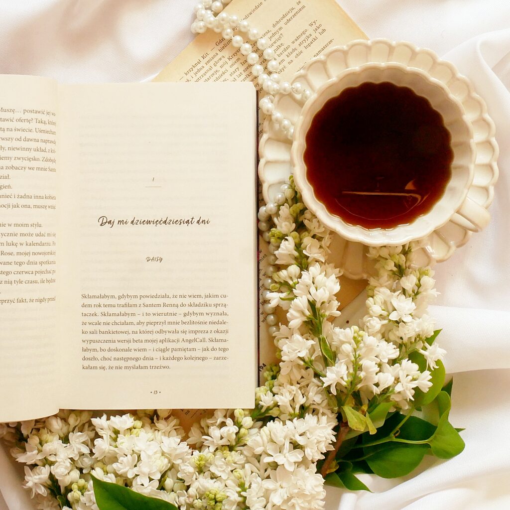 Rozdział 1 książki z perspektywy Daisy – „Lustful” Lena M. Bielska Lena M. Bielska „Lustful”. Rozdział pierwszy książki zatytułowany „Daj mi dziewięćdziesiąt dni”, z filiżanką kawy, perłami i gałązkami białego bzu.