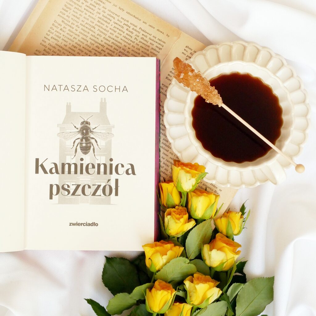 Strona tytułowa książki „Kamienica pszczół” autorstwa Nataszy Sochy