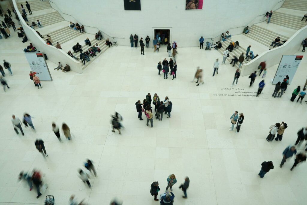 Doświadczenie przestrzeni – współczesne podejście do ekspozycji Zwiedzający oglądają klasyczne rzeźby – przykład tradycyjnych systemów ekspozycyjnych w muzeum