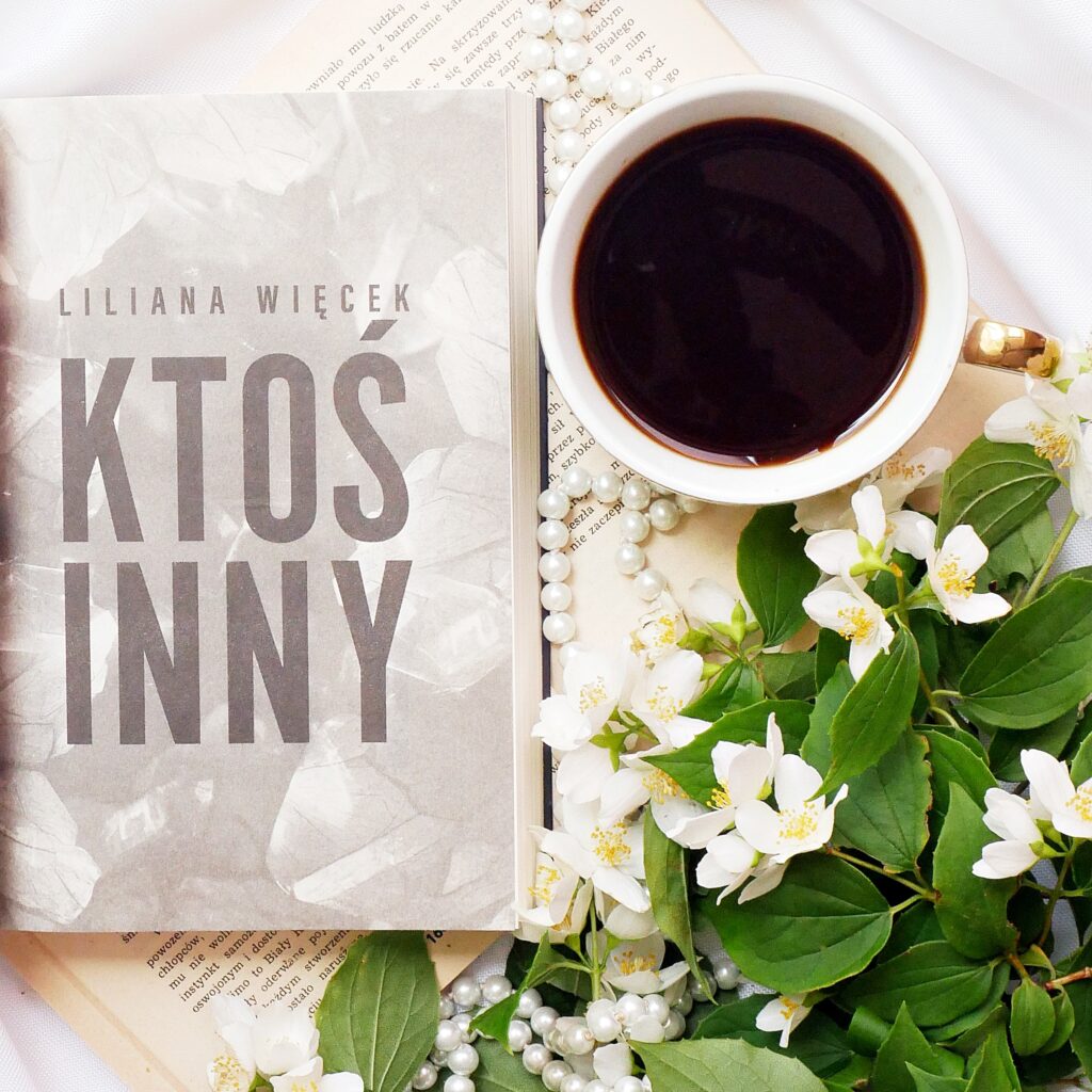 Strona tytułowa książki „Ktoś inny” autorstwa Liliany Więcek
