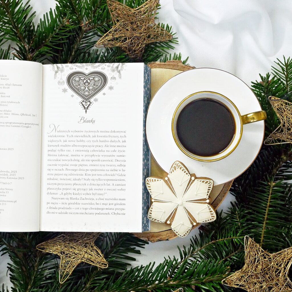 Rozdział poświęcony bohaterce o imieniu Blanka. Otwarta książka na stronie rozpoczynającej rozdział „Blanka” z ozdobną grafiką serca i kotwicy. Obok filiżanka kawy i lukrowany pierniczek.