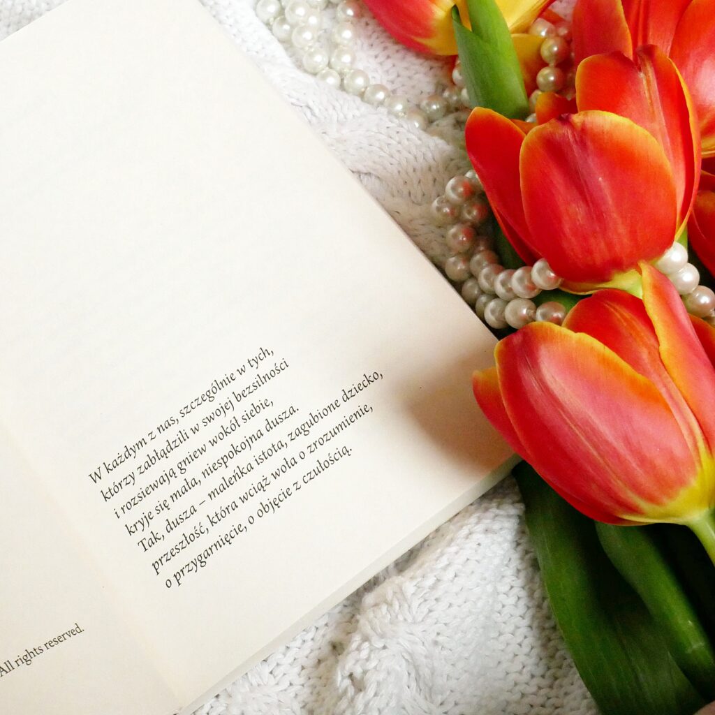 Cytat z książki „Nim zdążyłem Cię pokochać” Joanny Kurek Zbliżenie na cytat z książki „Nim zdążyłem Cię pokochać” Joanny Kurek, Obok leżą perły i tulipany.