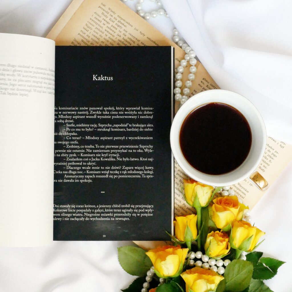 Rozdział „Kaktus” w książce Joanny Puchalskiej „Wyznania”. Rozdział „Kaktus” w książce Joanna Puchalska „Wyznania”. Obok leży filiżanka kawy i żółte róże.
