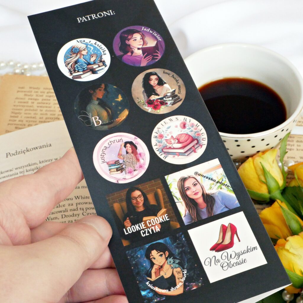 Patroni medialni książki Joanny Puchalskiej „Wyznania” Skrzydełko książki z logo patronów medialnych powieści „Wyznania” Joanny Puchalskiej. W tle filiżanka kawy, perły i żółte róże.