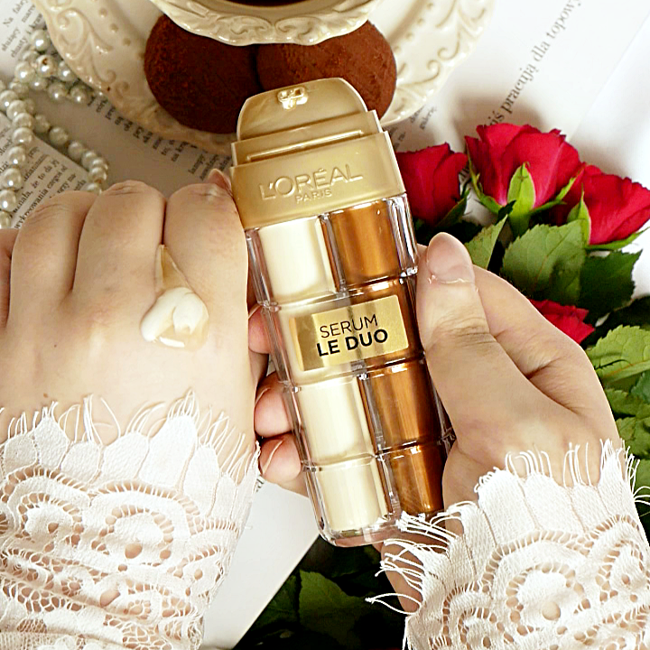 Test dwufazowej konsystencji L'Oreal Age Perfect Serum Le Duo na dłoni.