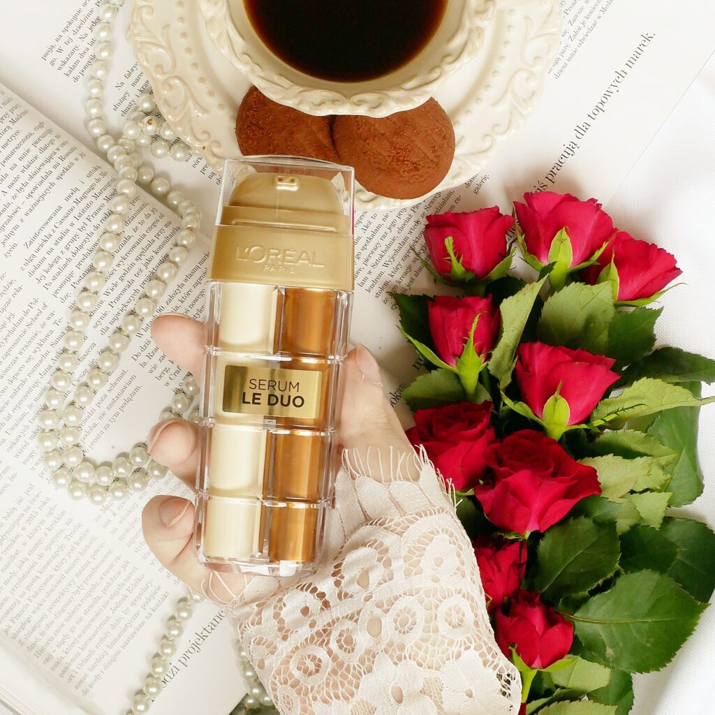 Zbliżenie na elegancką, dwukomorową złotą butelkę L’Oreal Age Perfect Serum Le Duo.