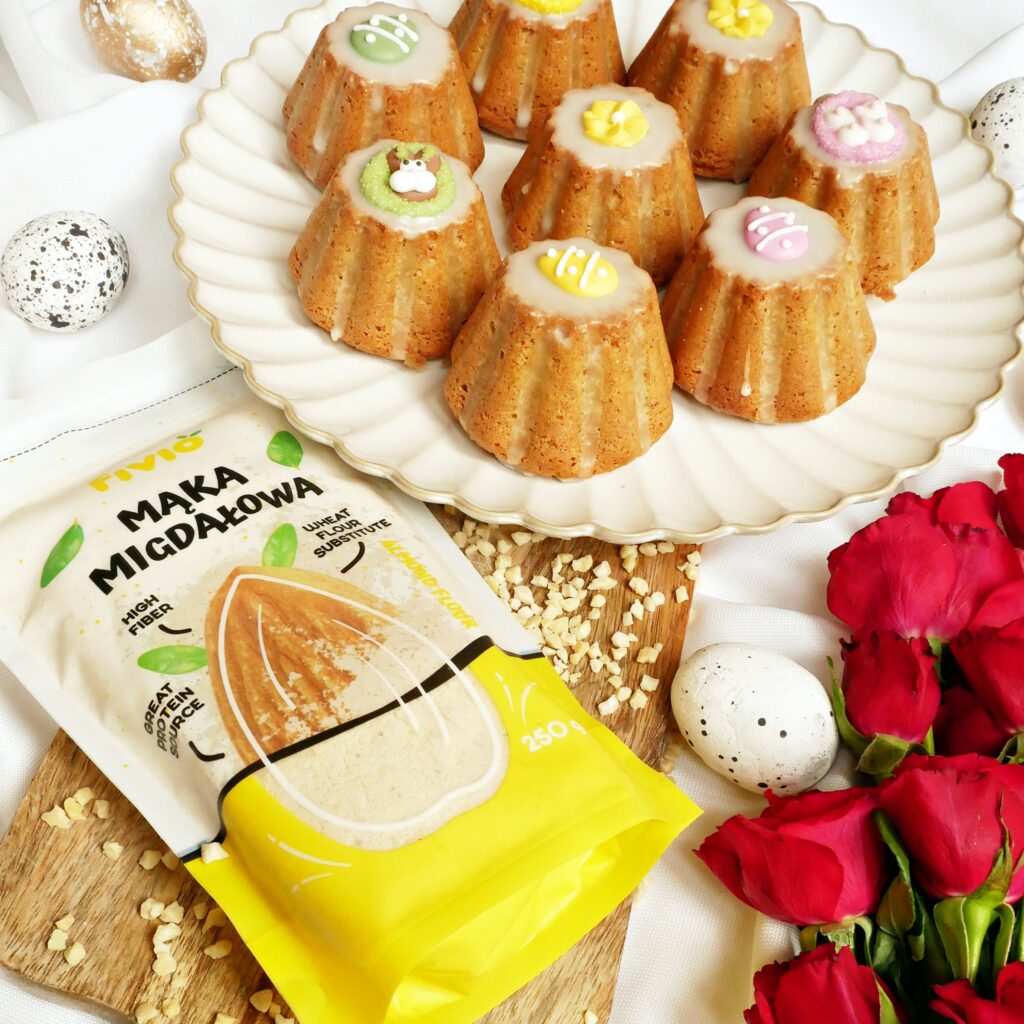 Puszyste wielkanocne babeczki migdałowe, udekorowane  lukrem i cukrowymi ozdobami.