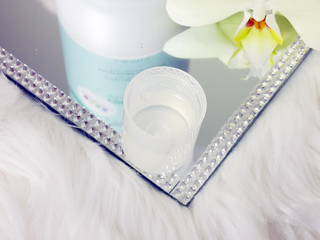 Szampon Schwarzkopf BC Bonacure Collagen Volume Boost - formuła Gęsty i przeźroczysty szampon Schwarzkopf BC Bonacure Collagen Volume Boost wlany do plastikowej nakrętki. Stoi na szklanej, dekoracyjnej tacy.