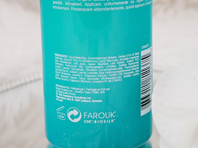Zbliżenie na skład szamponu do włosów kręconych CHI Aloe Vera Curl Enhancing.