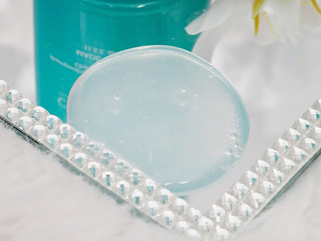 Zbliżenie na gęstą, przezroczystą konsystencję szamponu do włosów kręconych CHI Aloe Vera Curl Enhancing.