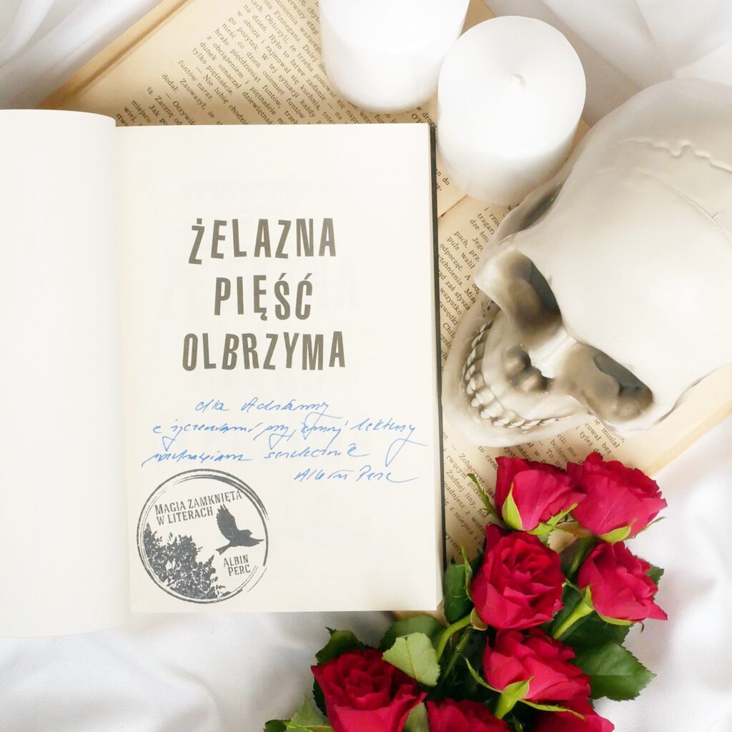 Albin Perc „Żelazna pięść olbrzyma” - dedykacja od autora Autograf i osobista dedykacja w książce „Żelazna pięść olbrzyma” od autora Albina Perca wraz z pieczęcią „Magia zamknięta w literach”.