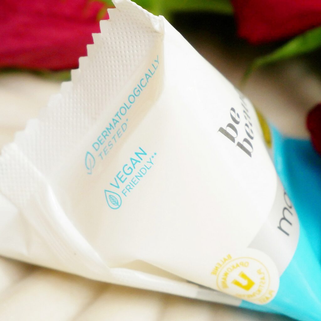 Wegańska formuła i testy dermatologiczne maseczek Be Beauty Zbliżenie na certyfikaty Dermatologically Tested i Vegan Friendly na opakowaniu maseczki do włosów Be Beauty.