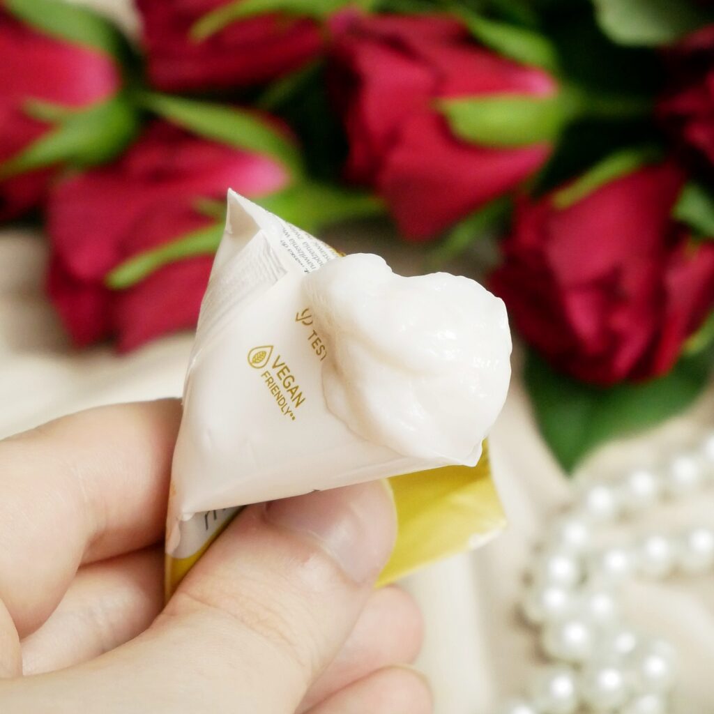 Kremowa formuła maseczki Be Beauty ułatwiająca aplikację Gęsta, kremowa konsystencja maseczki do włosów Be Beauty wyciśnięta z trójkątnego opakowania.