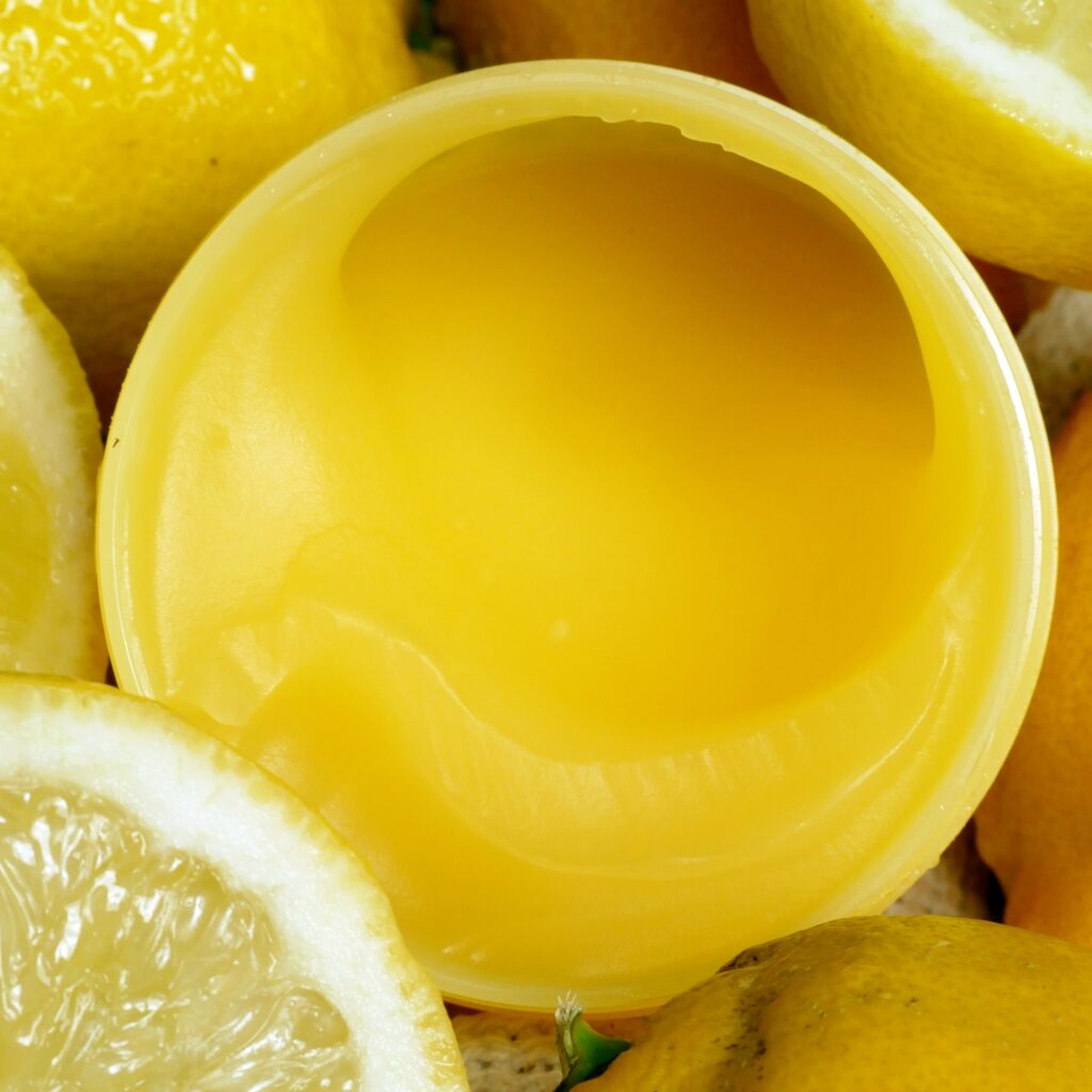 Żelowa formuła kremu-sorbetu Garnier Vitamin C Fresh & Bright Zbliżenie na wnętrze słoiczka Garnier Vitamin C, ukazujące lekką, półprzezroczystą i żelową formułę sorbetu.
