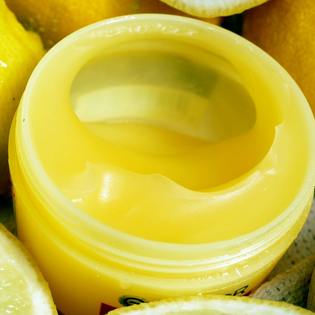 Krem-sorbet Garnier Vitamin C Fresh & Bright - żelowa formuła Makro zbliżenie na wnętrze słoiczka Garnier Vitamin C, ukazujące lekką, półprzezroczystą i żelową formułę sorbetu.