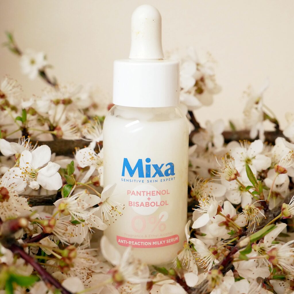 Mleczne serum kojące Mixa Anti Reaction Mleczne serum kojące przeciw zaczerwienieniom Mixa Anti Reaction wśród kwitnących kwiatów jabłoni.