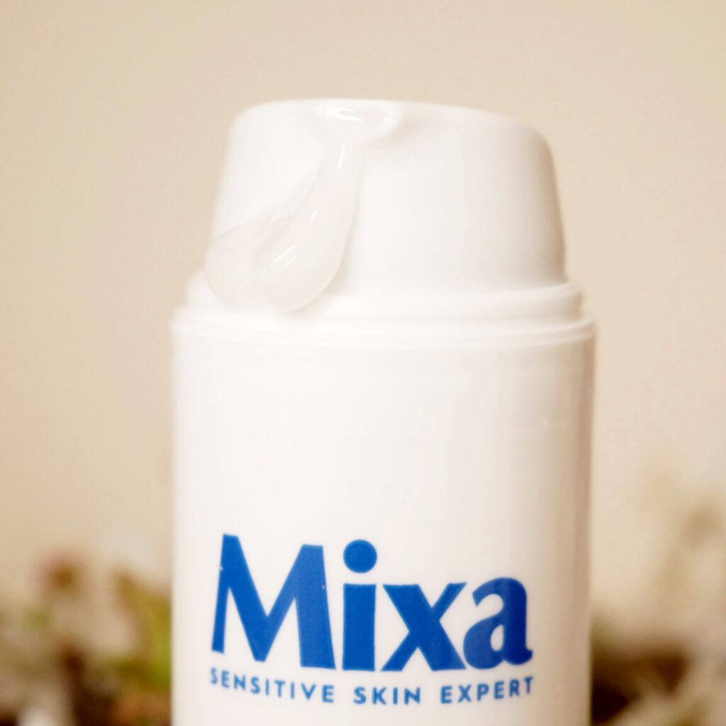 Pompka dozująca krem Mixa Anti Reaction Zbliżenie na higieniczną pompkę z dozą nawilżająco-regenerującego kremu Mixa Anti Reaction.