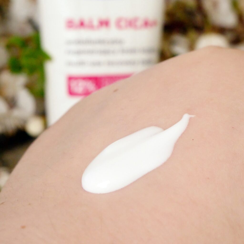Konsystencja kremu Mixa Balm Cica+ na dłoni Konsystencja wielofunkcyjnego kremu Mixa Balm Cica+ nałożona na dłoń.