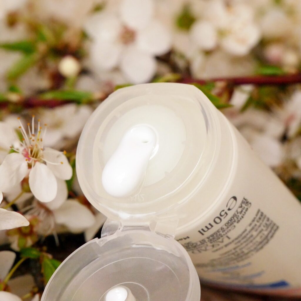 Treściwa formuła kremu Mixa Balm Cica+ Zbliżenie na otwarte opakowanie i treściwą formułę kremu kojącego Mixa Balm Cica+.