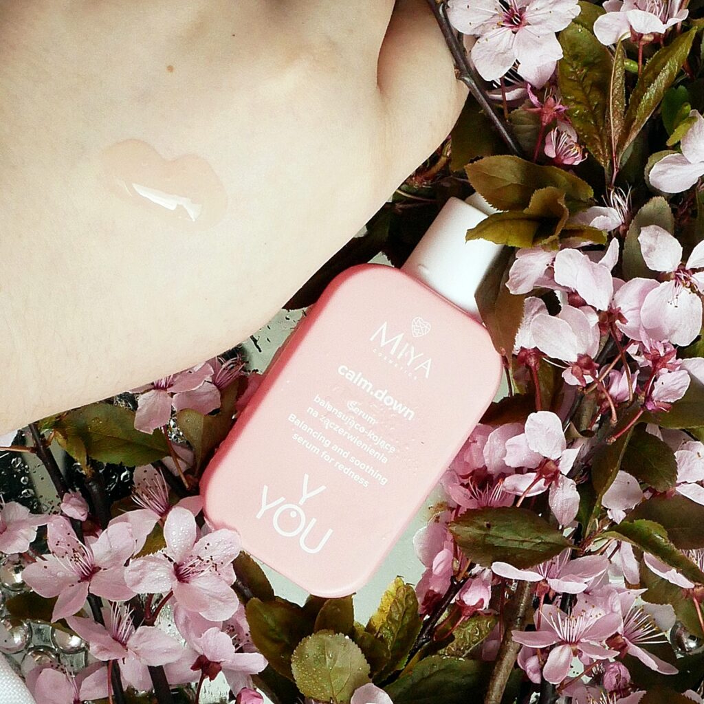 Konsystencja serum calm.down Miya Cosmetics Y.YOU Lekka, wodnista konsystencja serum balansująco-kojące na zaczerwienienia calm.down Miya Cosmetics Y.YOU.