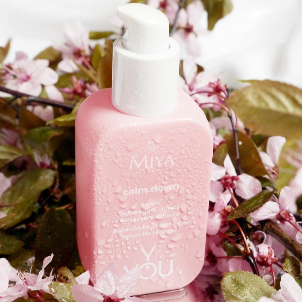 Opakowanie z pompką serum calm.down Miya Cosmetics Y.YOU Zbliżenie na pompę serum balansująco-kojącego na zaczerwienienia calm.down Miya Cosmetics Y.YOU