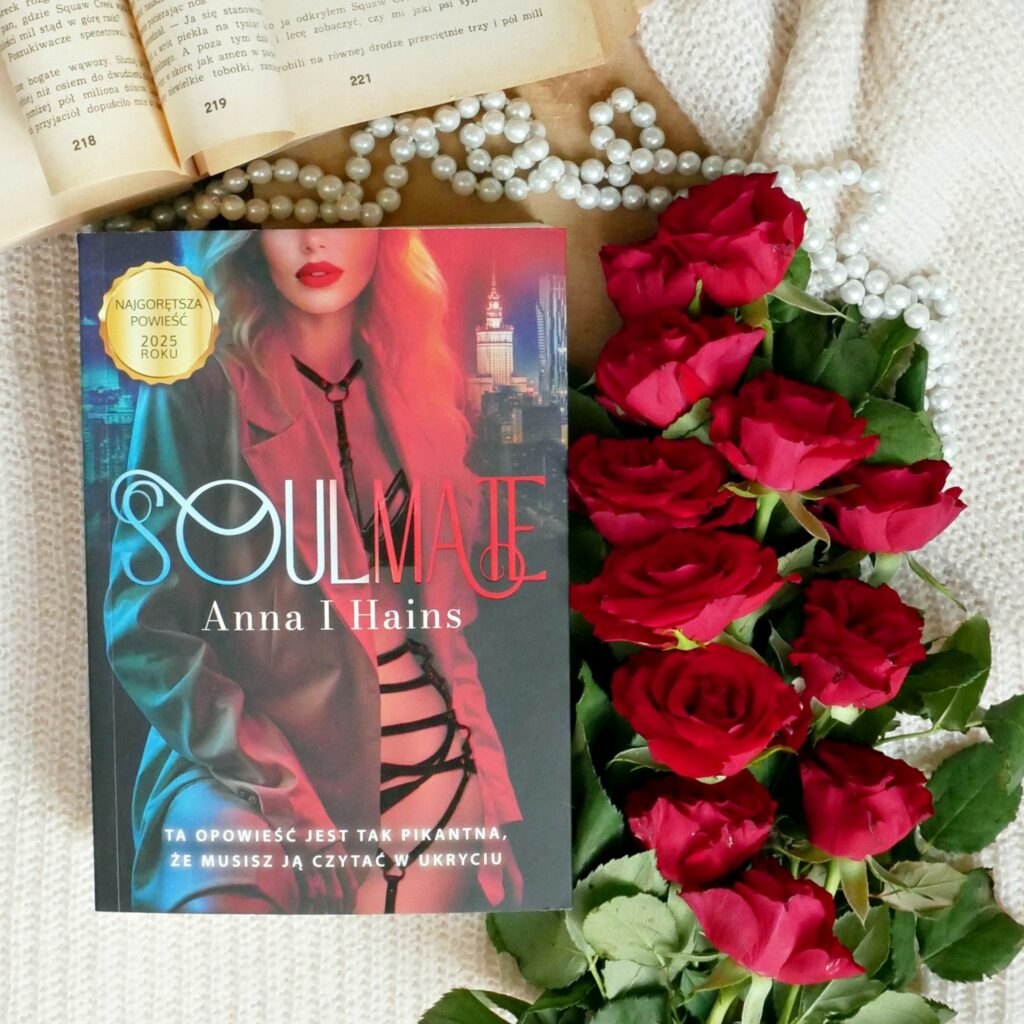Recenzja książki „Soulmate” Anna I. Hains Okładka książki „Soulmate” Anna I. Hains. Obok leżą czerwone róże, perły i stara książka,.