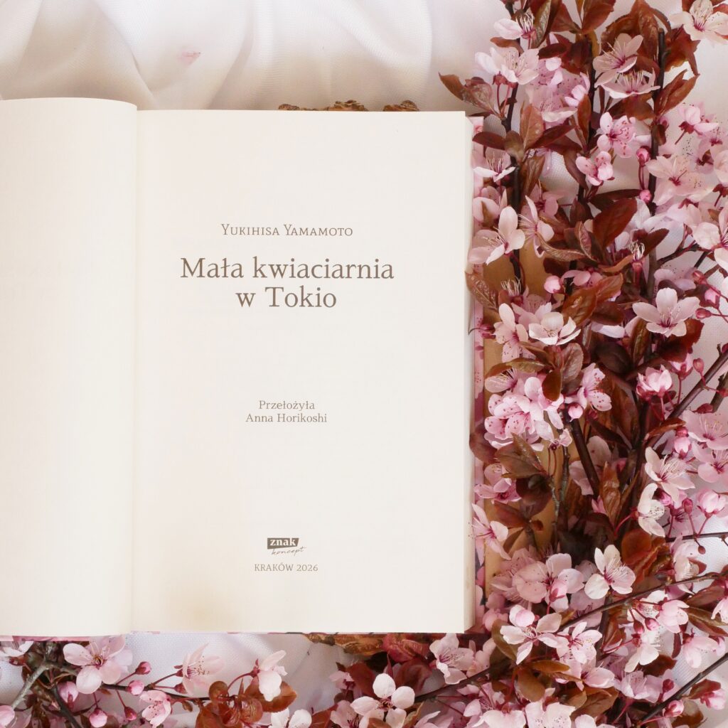 Strona tytułowa książki „Mała kwiaciarnia w Tokio” Yukihisa Yamamoto Strona tytułowa książki „Mała kwiaciarnia w Tokio” Yukihisa Yamamoto w otoczeniu różowych kwiatów wiśni.