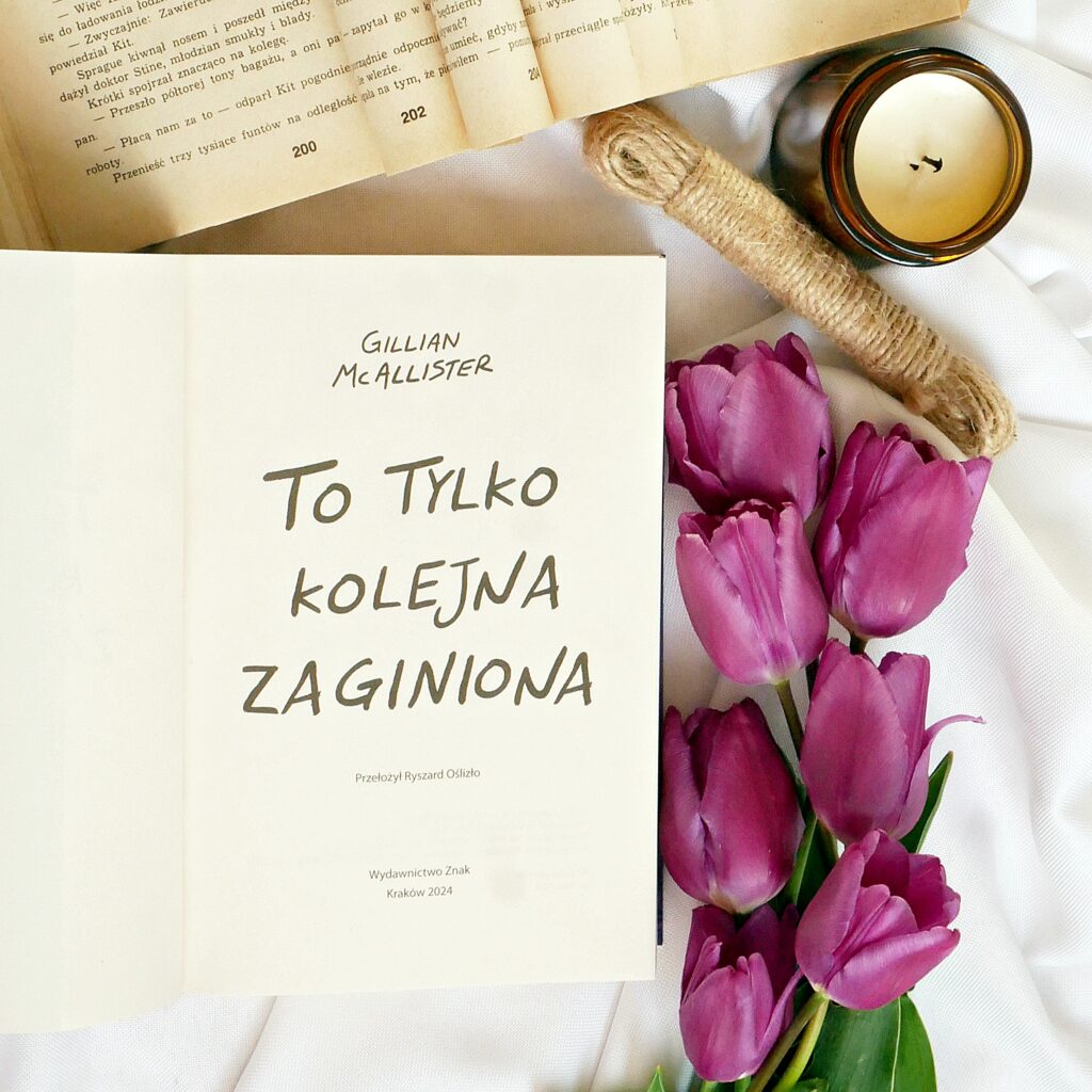 Strona tytułowa książki „To tylko kolejna zaginiona” Gillian McAllister Strona tytułowa książki „To tylko kolejna zaginiona” Gillian McAllister od wydawnictwa Znak. Książka ułożona w kompozycji z fioletowymi tulipanami, sznurkiem i świecą.
