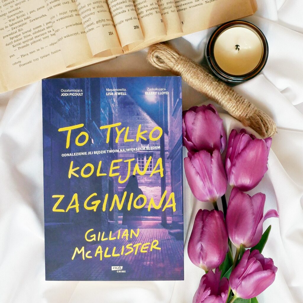Gillian McAllister „To tylko kolejna zaginiona” - recenzja Okładka książki „To tylko kolejna zaginiona” Gillian McAllister w kompozycji z fioletowymi tulipanami, sznurkiem i świecą.
