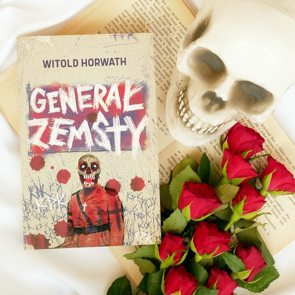 Kompozycja flat lay z książką Witold Horwath „Generał zemsty”. Obok okładki z wizerunkiem czaszki leżą czerwone róże i dekoracyjna czaszka na tle starych stron i białego materiału.