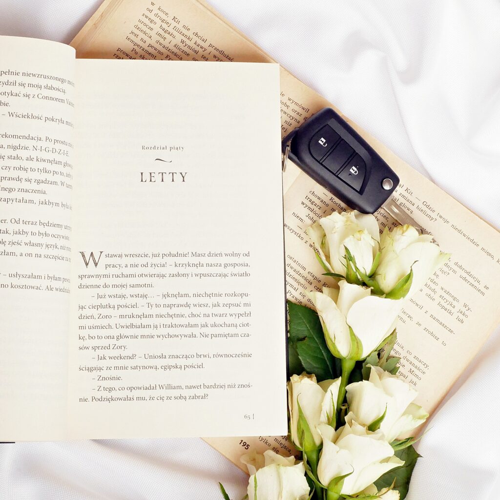 Rozdział piąty książki z perspektywy Letty, obok leżą białe róże i kluczyki do samochodu.