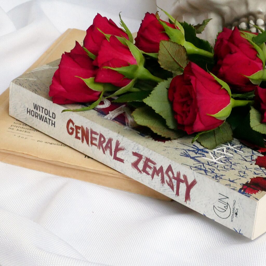 Grzbiet i okładka książki Witolda Horwatha „Generał zemsty” z logiem Wydawnictwa Nocą. W tle ułożony jest bukiet intensywnie czerwonych róż i czaszka.